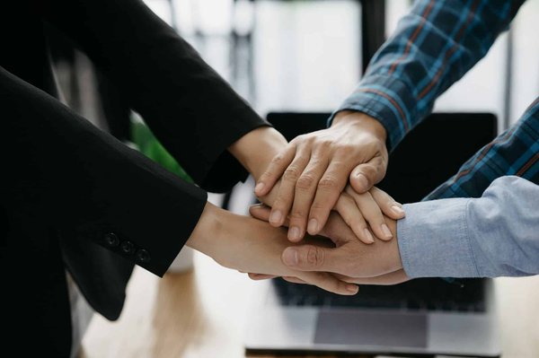 Quels exercices spécifiques sont recommandés pour améliorer la coordination œil-pied des attaquants?