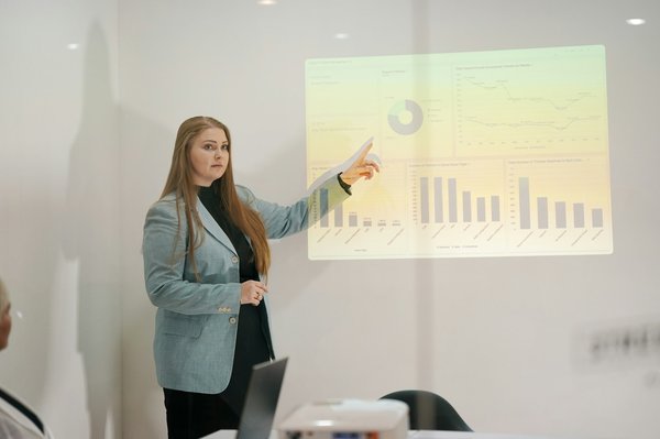 Comment les clubs de football peuvent-ils intégrer des modules de formation en leadership pour les capitaines d'équipe?