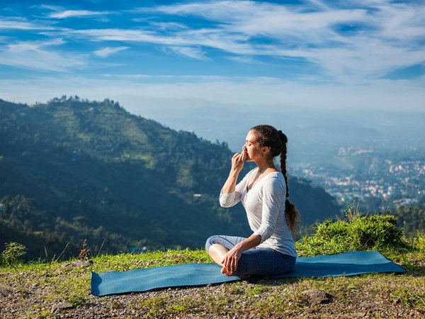 Comment les techniques de respiration en Pranayama peuvent-elles aider à la gestion de la douleur chez les combattants?